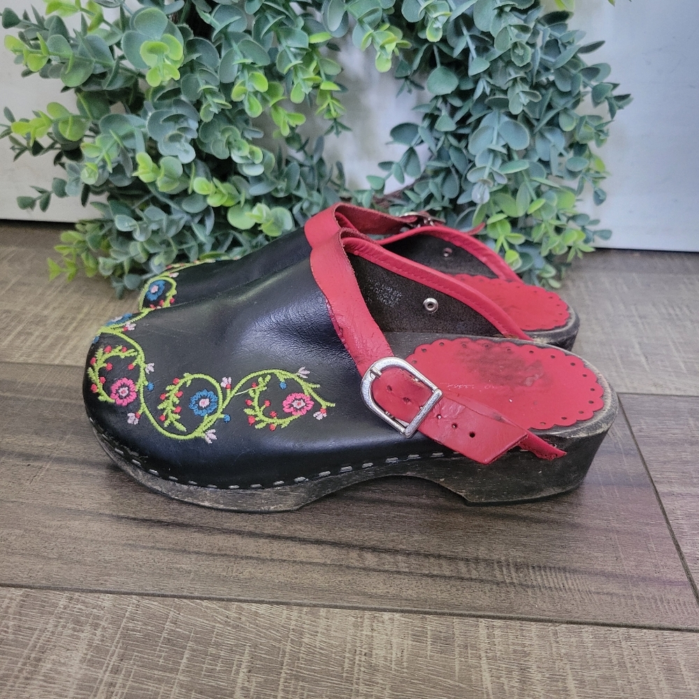 Hanna Andersson Black Red Floral Embroidered Clogs EU 36 US 5.5
